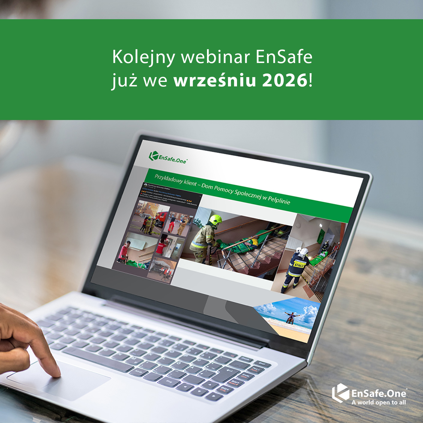 Laptop stojący na drewnianym stole, którego użytkownik dotyka panelu dotykowego. Na zielonym pasku u góry obrazka znajduje się napis: „Kolejny webinar EnSafe już we wrześniu 2026!”. Na ekranie komputera widoczna jest prezentacja z logo EnSafe.One oraz nagłówkiem „Przykładowy klient – Dom Pomocy Społecznej w Pelplinie”. Prezentacja zawiera zdjęcia ze ćwiczeń strażackich oraz ewakuacji na klatce schodowej. W prawym dolnym rogu grafiki znajduje się logo EnSafe.One z hasłem „A world open to all”.